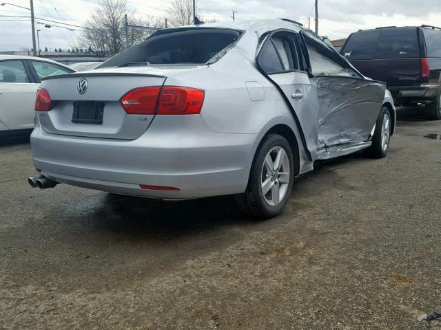 3VWLL7AJ9BM092100 - 2011 VOLKSWAGEN JETTA TDI SILVER photo 4