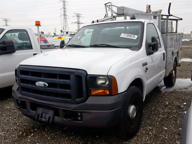 1FDSF30546EC12055 - 2006 FORD F350 SRW S WHITE photo 2