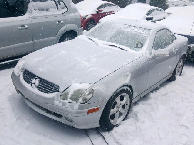 WDBKK65F71F217528 - 2001 MERCEDES-BENZ SLK 320 SILVER photo 2