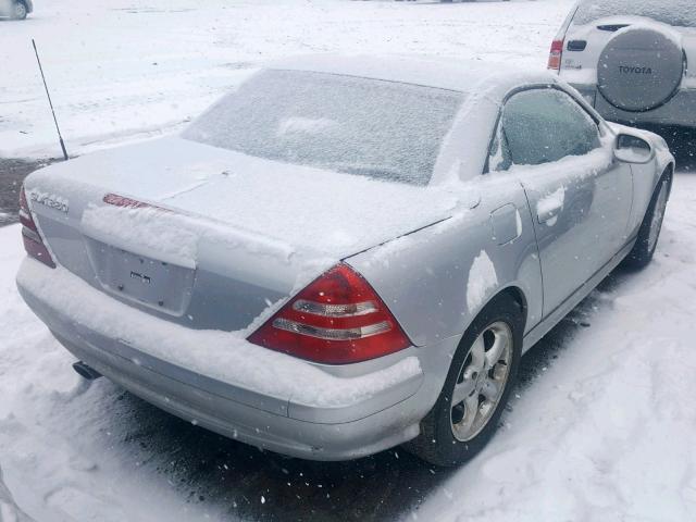 WDBKK65F71F217528 - 2001 MERCEDES-BENZ SLK 320 SILVER photo 4