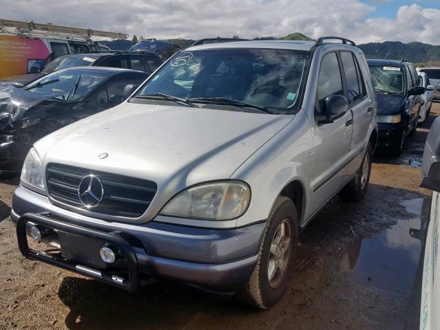 4JGAB54E5XA087248 - 1999 MERCEDES-BENZ ML 320 SILVER photo 2