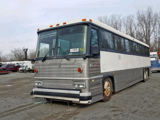 1M8RCM7APP045724 - 1993 MOTOR COACH INDUSTRIES BUS WHITE photo 2