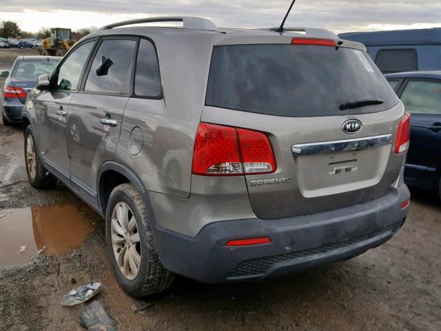 5XYKTDA27BG100763 - 2011 KIA SORENTO BA GRAY photo 3