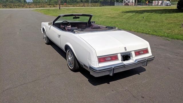 1G4AZ67YXDE435931 - 1983 BUICK RIVIERA WHITE photo 2