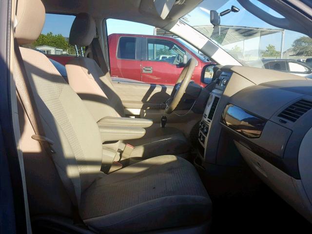 2A4RR4DE8AR137988 - 2010 CHRYSLER TOWN & COU CHARCOAL photo 5