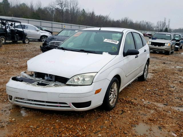 3FAFP37N65R141614 - 2005 FORD FOCUS ZX5 WHITE photo 2