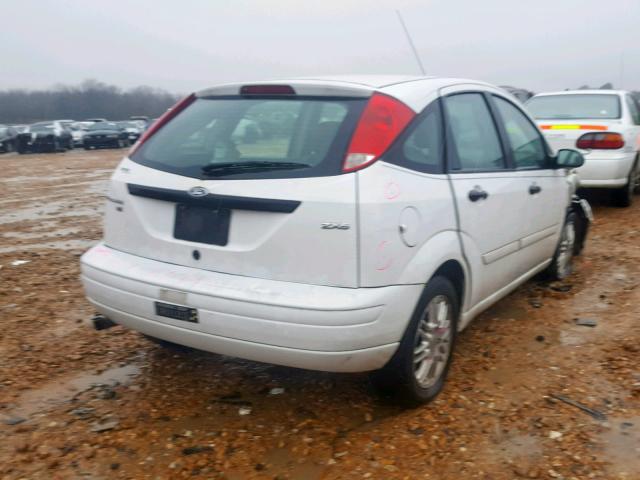 3FAFP37N65R141614 - 2005 FORD FOCUS ZX5 WHITE photo 4