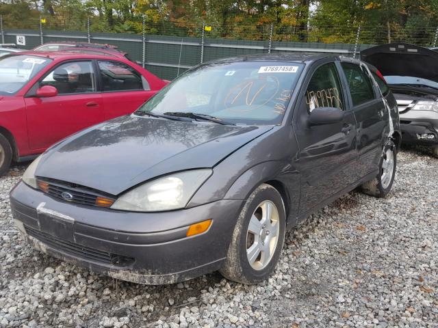 3FAFP37Z64R111689 - 2004 FORD FOCUS ZX5 GRAY photo 2