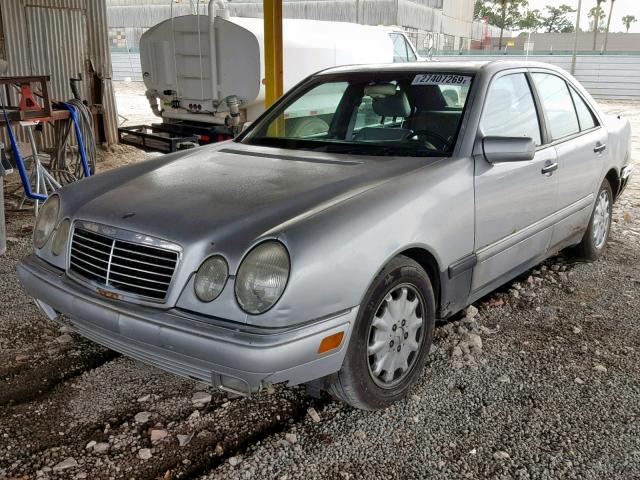 WDBJF55F7TJ010499 - 1996 MERCEDES-BENZ E 320 SILVER photo 2