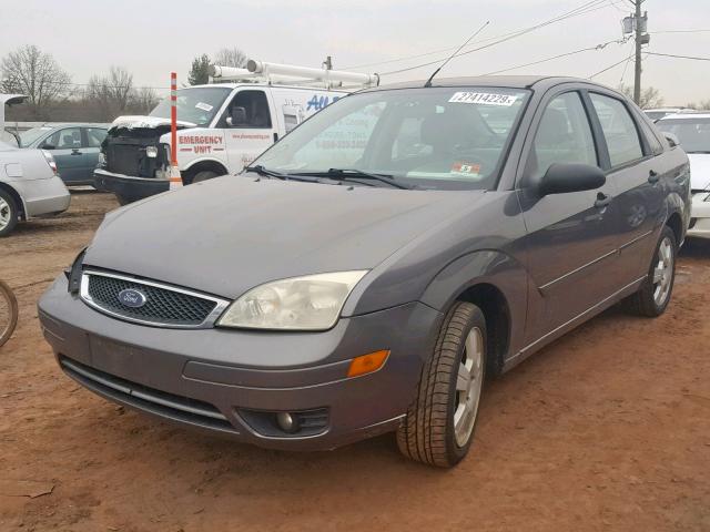 1FAHP34N36W244937 - 2006 FORD FOCUS ZX4 GRAY photo 2