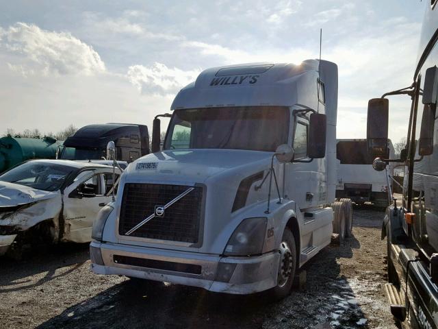 4V4NC9TG28N264690 - 2008 VOLVO VN VNL WHITE photo 2