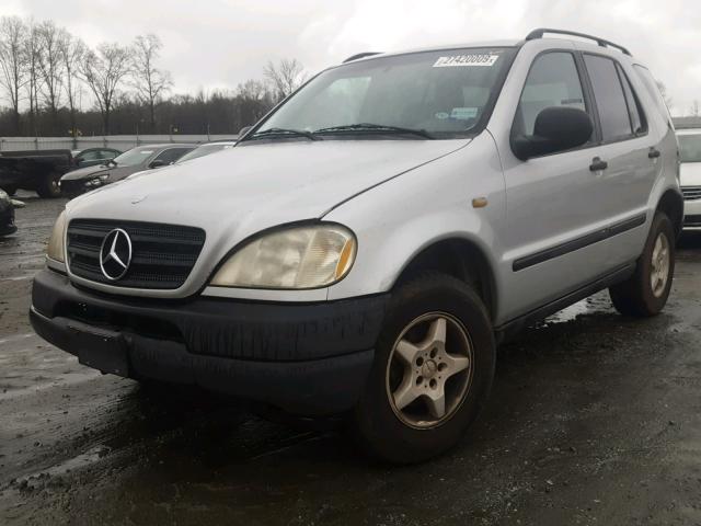 4JGAB54E0WA048128 - 1998 MERCEDES-BENZ ML 320 SILVER photo 2