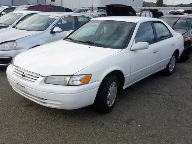 4T1BG22K2WU373715 - 1998 TOYOTA CAMRY CE WHITE photo 2