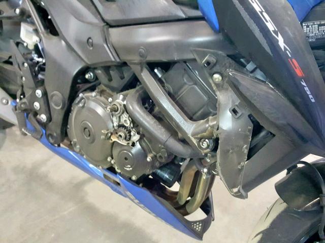 JS1C533B3J2101031 - 2018 SUZUKI GSX-S750 BLUE photo 9