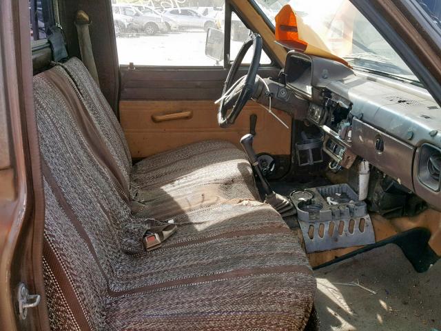 JT4RN44D4D1154028 - 1983 TOYOTA PICKUP 1/2 BROWN photo 5