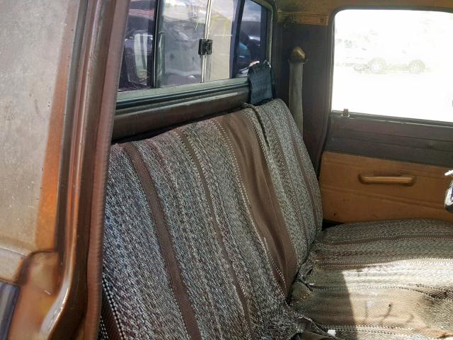 JT4RN44D4D1154028 - 1983 TOYOTA PICKUP 1/2 BROWN photo 6