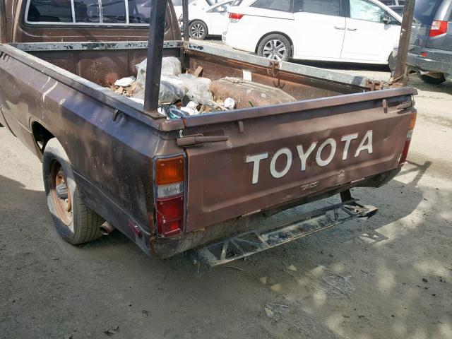 JT4RN44D4D1154028 - 1983 TOYOTA PICKUP 1/2 BROWN photo 9