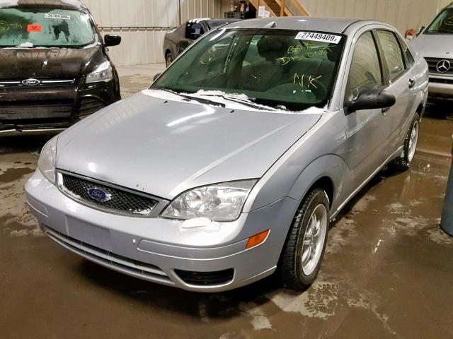 1FAFP34NX5W268142 - 2005 FORD FOCUS ZX4 SILVER photo 2