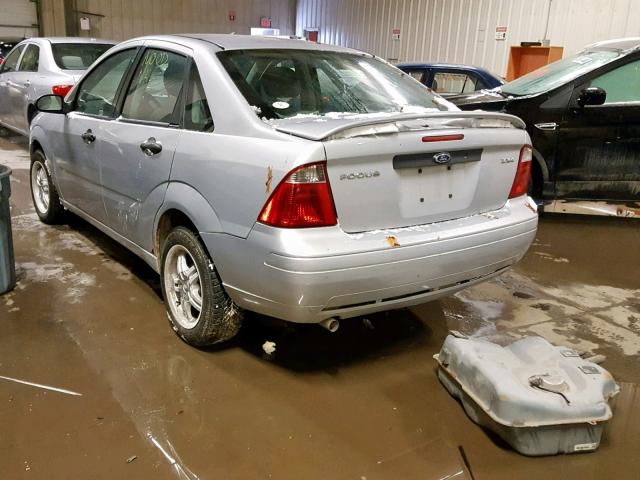 1FAFP34NX5W268142 - 2005 FORD FOCUS ZX4 SILVER photo 3