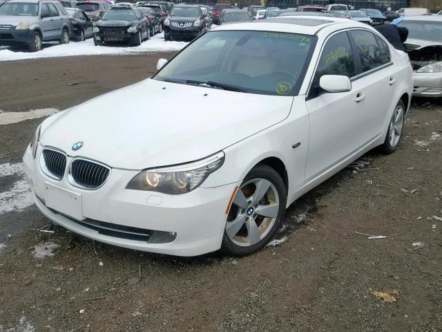 WBANV135X8CZ54119 - 2008 BMW 528 XI WHITE photo 2