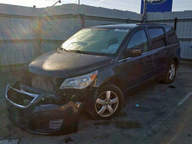 2V4RW3DG4BR740230 - 2011 VOLKSWAGEN ROUTAN SE BLACK photo 2