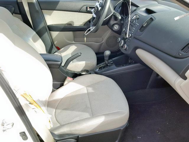 KNAFU4A28A5821578 - 2010 KIA FORTE EX WHITE photo 5