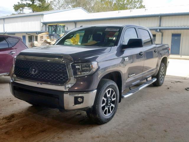 5TFDY5F1XJX690890 - 2018 TOYOTA TUNDRA CRE GRAY photo 2