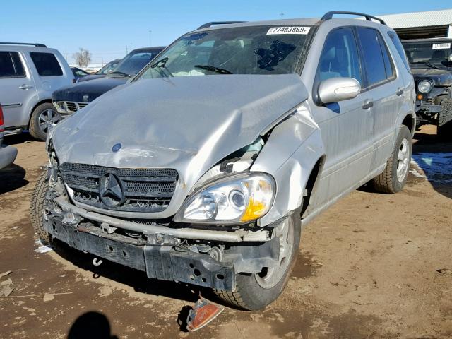 4JGAB54E72A335024 - 2002 MERCEDES-BENZ ML 320 SILVER photo 2