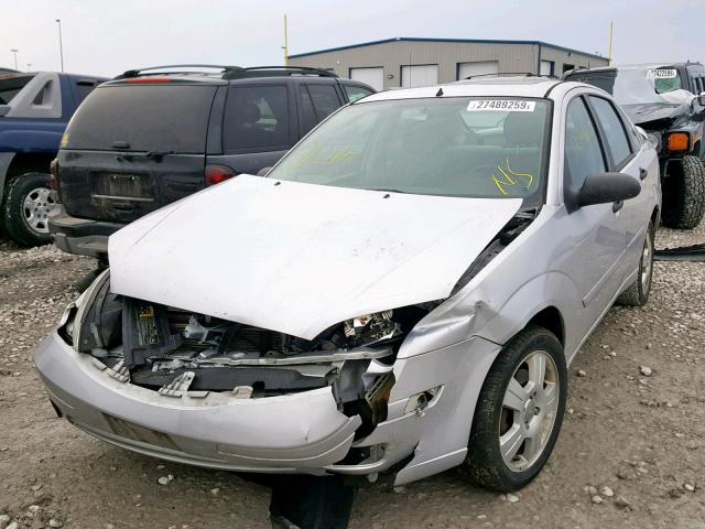 1FAHP34N36W165154 - 2006 FORD FOCUS ZX4 SILVER photo 2