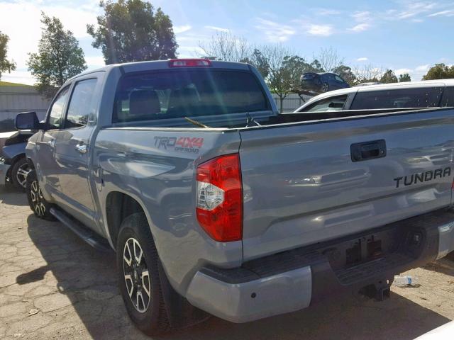 5TFHY5F11JX698409 - 2018 TOYOTA TUNDRA CRE GRAY photo 3