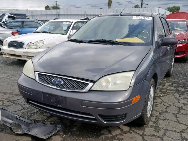 1FAFP34N15W126066 - 2005 FORD FOCUS ZX4 GRAY photo 2