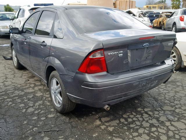 1FAFP34N15W126066 - 2005 FORD FOCUS ZX4 GRAY photo 3