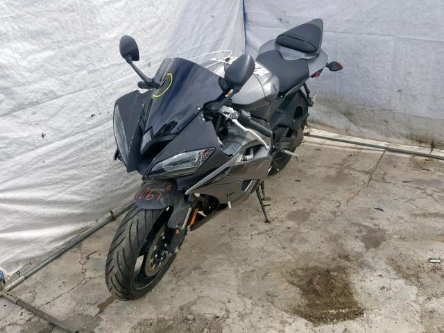 JYARJ16Y4GA010635 - 2016 YAMAHA YZFR6 C GRAY photo 2