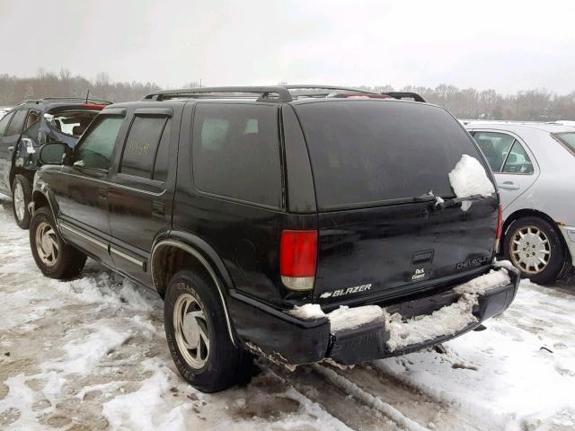 1GNDT13W3Y2329829 - 2000 CHEVROLET BLAZER BLACK photo 3