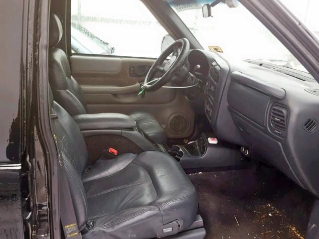 1GNDT13W3Y2329829 - 2000 CHEVROLET BLAZER BLACK photo 5