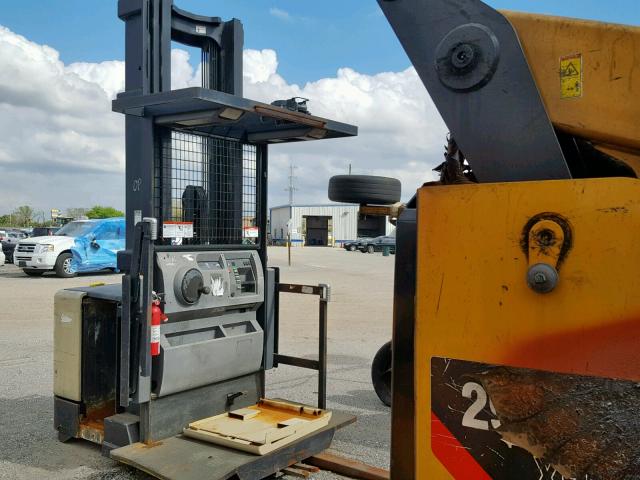 1A250506 - 2002 CROW FORKLIFT TAN photo 1