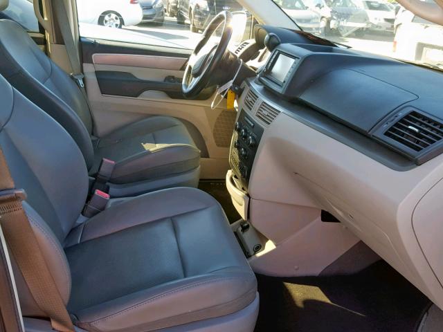 2C4RVABG4CR321428 - 2012 VOLKSWAGEN ROUTAN SE GRAY photo 5