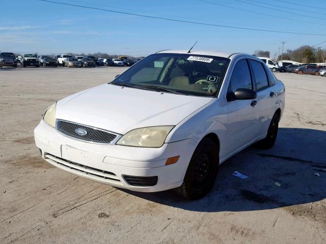 1FAFP34N45W276544 - 2005 FORD FOCUS ZX4 WHITE photo 2