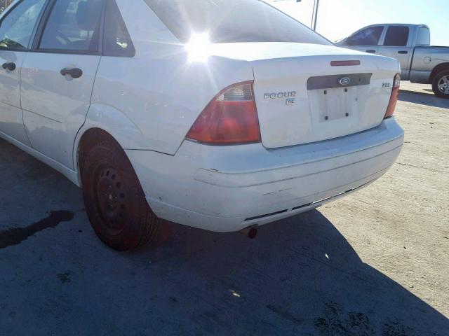 1FAFP34N45W276544 - 2005 FORD FOCUS ZX4 WHITE photo 9