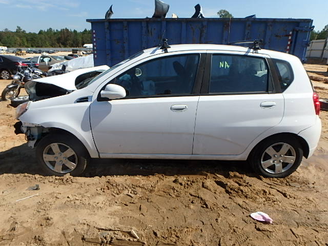 KL1TD6DE1AB099581 - 2010 CHEVROLET AVEO LS WHITE photo 9