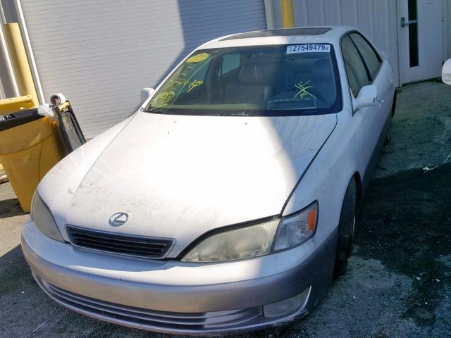 JT8BF22G2V5010549 - 1997 LEXUS ES 300 WHITE photo 2