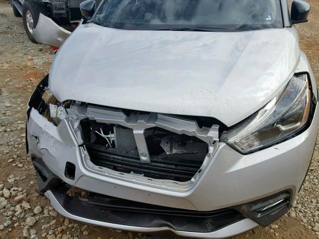 3N1CP5CU1JL521160 - 2018 NISSAN KICKS S SILVER photo 9