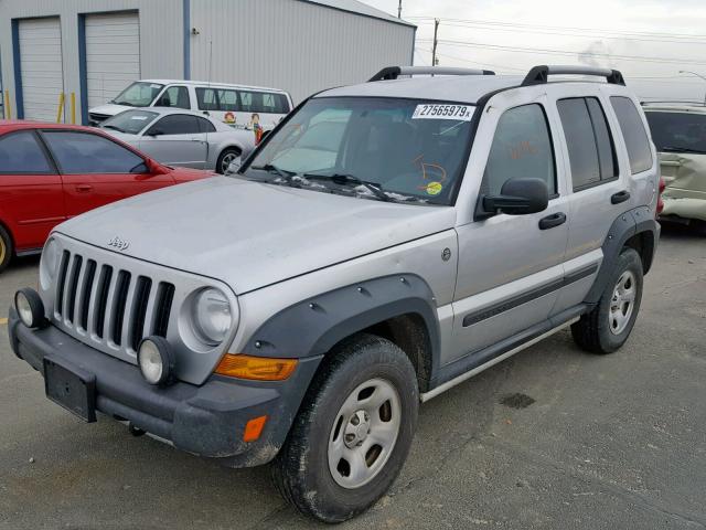 1J4GL38K35W723630 - 2005 JEEP LIBERTY RE SILVER photo 2