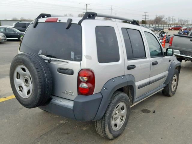 1J4GL38K35W723630 - 2005 JEEP LIBERTY RE SILVER photo 4