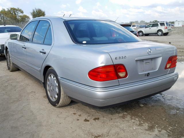 WDBJF55F9VA414827 - 1997 MERCEDES-BENZ E 320 SILVER photo 3