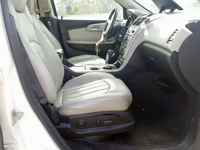 1GNKRLED5CJ177113 - 2012 CHEVROLET TRAVERSE L WHITE photo 5