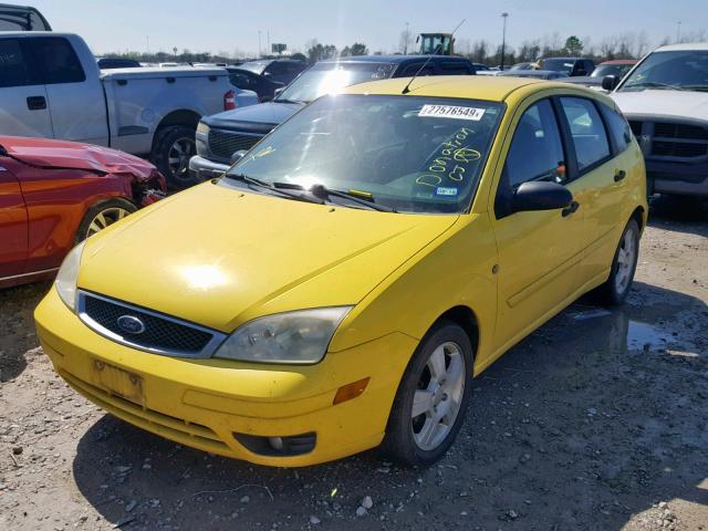 3FAFP37N45R151705 - 2005 FORD FOCUS ZX5 YELLOW photo 2