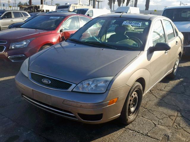 1FAFP34N25W314384 - 2005 FORD FOCUS ZX4 TAN photo 2