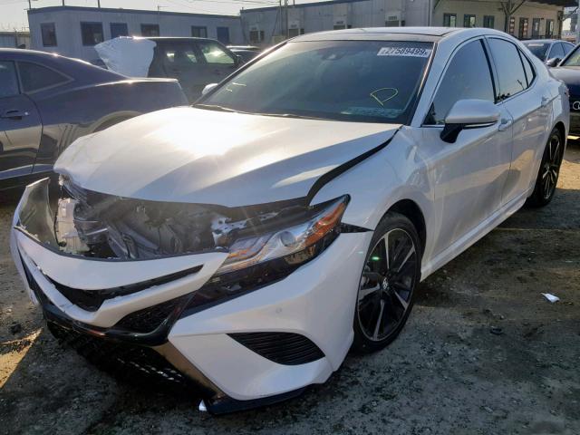 4T1B61HK3JU133960 - 2018 TOYOTA CAMRY XSE WHITE photo 2