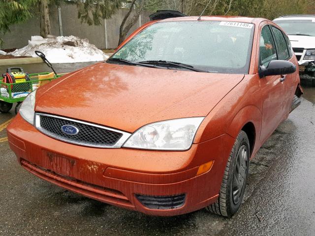 3FAFP37N05R119060 - 2005 FORD FOCUS ZX5 ORANGE photo 2